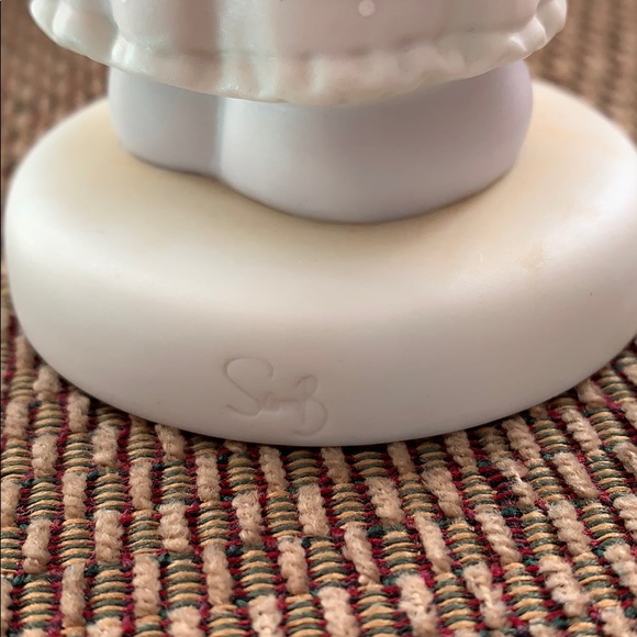 Precious Moments - A Special Delivery Figurine - Picture 8 of 8